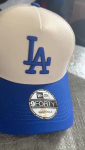 Mũ lưỡi trai New Era 9FORTY LA có thể điều chỉnh kích cỡ phù hợp cho cả nam và nữ thoáng khí kiểu dáng thời trang thích hợp cho các hoạt động ngoài trời.