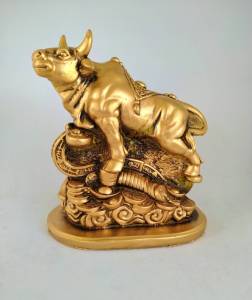 กระทิงทอง วัวทองบนกองเงินกองทอง งานปูนปั้นราศีปีวัว (ปีฉลู)  สีทองวินเทจ เสริมดวง ปรับฮวงจุ้ย ประดับบ้านห้องทำงาน