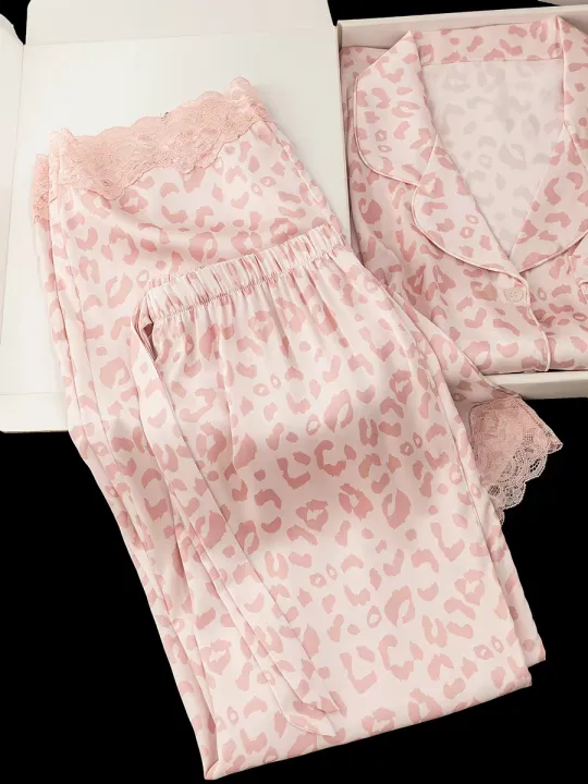 Baju%20Setelan%20Piyama%20Wanita%20Satin%20Premium%20Motif%20Macan%20Tutul%20Pink%20Renda%20Lengan%20Panjang%20Korean%20Style%20-%20Image%205
