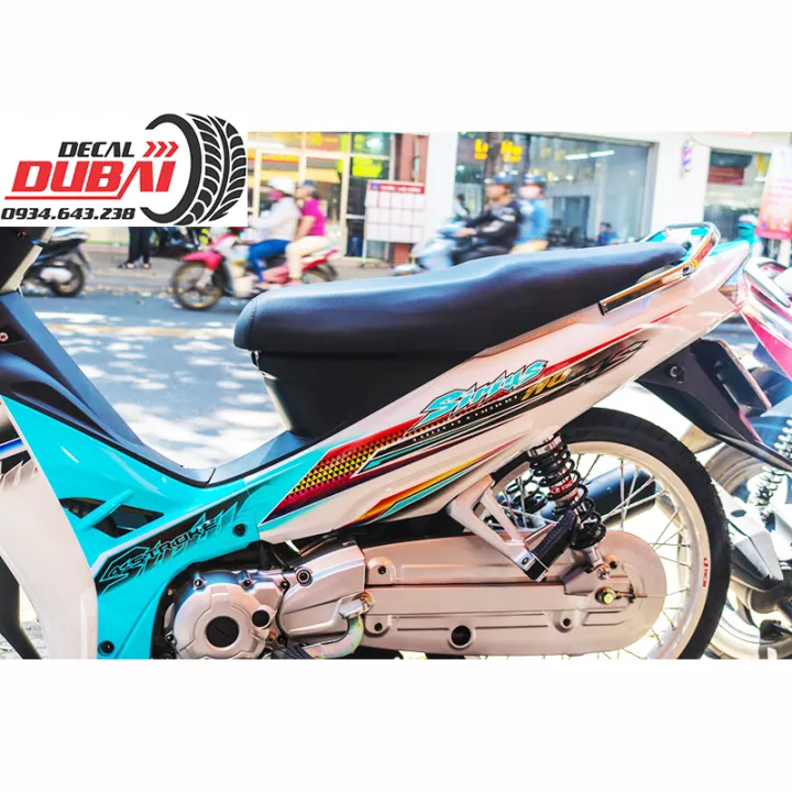 Tem%20Tr%C3%B9m%20D%C3%A1n%20Xe%20Sirius%20Xanh%20Tr%E1%BA%AFng%20M%E1%BA%ABu%20M%E1%BB%9Bi%20-%20Image%203