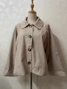 2025 เสื้อโค้ทซาฟารีผู้หญิงสีน้ำตาลสำหรับฤดูใบไม้ร่วง พร้อมซับในลายตาราง ปกเสื้อ กระดุมแบบแถวเดียว แขนแร็กแลน เสื้อแจ็คเก็ตหลวม สีกากี