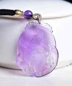 High-quality natural crystal nine-tailed fox pendant with stunning colors and transparent crystal. Cute extremely cute. Attracts love strengthens romance. Purple crystal is extremely noble and is a great collectible item.