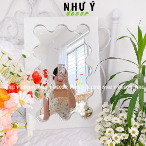 Gương lượn sóng Ngọc Trinh để bàn trang điểm kích thước 60x40 gương trang trí phòng spa shophouse cực kì sang trọng