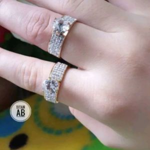 Cincin Titanium Aksen Full Diamond Mata Satu Perhiasan Emas CXA153
