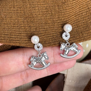 Fashionable Ring Gift 精致金色闪闪小马钱币珍珠耳钉女轻奢高级感耳环独特漂亮气质耳饰
