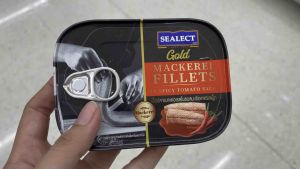 ปลากระป๋อง [ น้ำหนัก 1 กระป๋อง 90 กรัม (ตราซีเล็คโกล์ปอ Mackerel filets in spicy tomato sauce (SEALECT GOLD Brand)