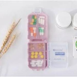 Kotak Obat Lipat Elegan 3 Tingkat - Tahan Air dengan Slot 8 Susun - Warna Pastel