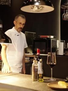 READY STOCK MALAYSIAReady Stock Chef uniform short-sleeved suit hotel restaurant breathable work uniform black jacket can be customized with LOGO