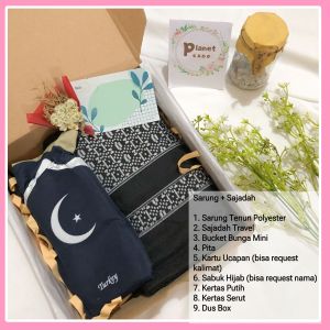 KADO SOUVENIR HAMPERS GIFT HADIAH SET SARUNG TENUN DAN SAJADAH TRAVEL