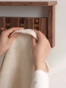 Sacesr Wooden Wall Clothes Hangers Exquisite Retro Piano Key Wall Clothes Hangers Hidden Magnet Hook Storage Hanger Creative Furniture K6R8Z