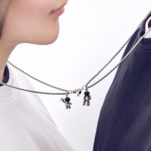 LUCKFRE พังค์ เรียบง่าย ผู้ชาย ฮิพฮอพ เครื่องประดับแฟชั่น ของขวัญเพื่อน สร้อยคอแม่เหล็กดึงดูด สร้อยคอสไตล์เกาหลี สร้อยคอคู่นักบินอวกาศ โซ่กระดูกไหปลาร้าหญิง