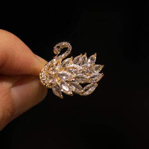 Xiliang Feizis popular exquisite and compact zircon swan butterfly and ginkgo leaf brooch is an anti-slip cardigan collar pin accessory
