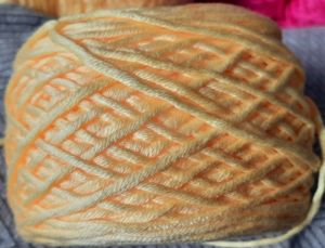 ไหมพรมคอตตอนเส้นใหญ่หนานุ่ม สีสวย ถักเสร็จเร็ว ขนาดเส้นประมาณ 4 มิลลิเมตร น้ำหนักม้วนละประมาณ 200 กรัม ( + - 10 ) ถักหมวก ผ้าพันคอ