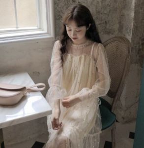 Đầm Ulzzang suông kim tuyến đính sao lấp lánh
