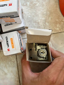 KHÓA TỦ CỔ CAO HMR 138.32