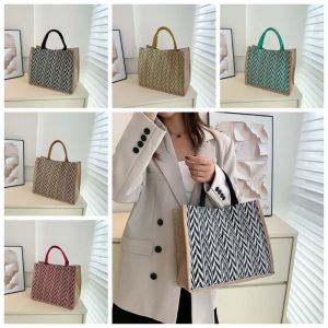 MZP สไตล์จีนจีน กระเป๋าสะพายไหล่สไตล์ชนเผ่า จุได้มาก เรโทร กระเป๋าถือปักลาย สง่างามเรียบหรู กระเป๋าใส่ของ กระเป๋าโท้ทผ้าฝ้ายและลินิน กิจกรรมกลางแจ้งกลางแจ้ง