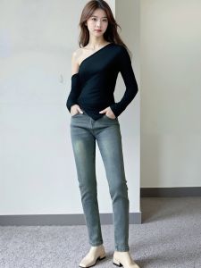 ชุดเซ็ตแฟชั่นสุดเก๋ เสื้อเปิดไหล่ดีไซน์หรูแมตช์กับกางเกงขากระบอก