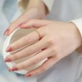 Nhẫn titan nữ 1 mm không gỉ mạ vàng đính đá sang trọng. 