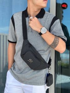 กระเป๋าคาดอก สไตล์เท่ ลายพิมอักษร ช่องกว้าง กันน้ำ รับประกันสินค้าตรงปก Youna9916