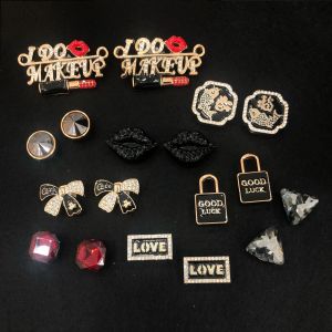 หัวเข็มขัดรองเท้าติดเพชรติดคริสตัลแบบถอดได้ของตกแต่งรองเท้าไฮเอนด์สไตล์หรูหรา18ชิ้นสำหรับ Crocs