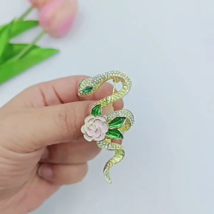 Độc đáo hình trái tim rắn trâm với màu xanh lá cây ghim cài ve áo phong cách phụ kiện hoa cài ngực cho phụ nữ thời trang