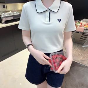 AMMIN เสื้อปักสีทึบแขนสั้นเสื้อยืดผ้าฝ้ายผู้หญิงเสื้อเบลาส์หรูหราคอโปโลฤดูร้อนเรียบง่ายลำลอง2024