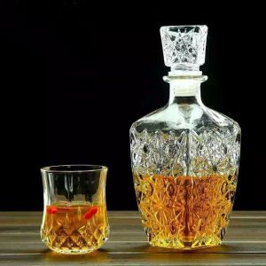 Chai thủy tinh đựng rượu  vát vuông họa tiết nổi dung tích 750ml cao cấp