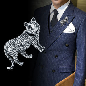 1Pc New Mighty Retro Forest King Tiger Brooch Mens Personalized Coat Accessories Ancient Gold Silver Classic Brooches