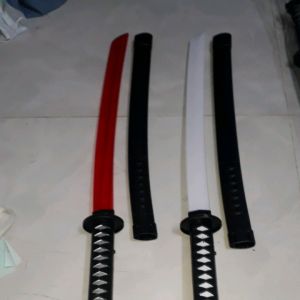 Một cái mô hình thanh kiếm Katana bằng nhựa có nhạc và đèn led rất đẹp dài 65cm và tặng kèm pin