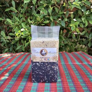 ข้าว 2 สี ด้านล่างเป็นข้าไรซ์เบอรี่ บนเป็นข้าวกล้อง เหมาะสำหรับคนรักสุขภาพ