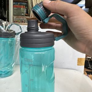 Bình Đựng Nước 1.1L Có Vạch Báo Giờ Uống Nước Quai đeo màu đen