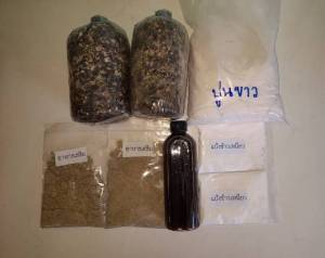 ชูดกระเหนียมก้อนเชื้อเห็ดฟาง เชื้อคุณภาพดี มีจุลินทรีย์สวยงาม ปูนทอ แป้งข้าวเหนียว มูลวัวป่น ซึ่งสามารถใช้งานปลอดภัยในกล่องได้ง่าย สำหรับคนที่ผู้ชาย