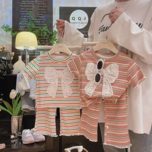 สาวฤดูร้อนเด็กประถมลูกไม้ระเบิด Han Fan แฟชั่นสบาย ๆ โบว์ชุดลายทางสองชิ้นคลื่น