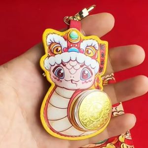 FUDESHE ราศีงูปี พวงกุญแจรถพวงกุญแจ การ์ตูนลายการ์ตูน พียู PU ของขวัญปีใหม่ น่ารักน่ารักๆ น้ำหนักเบามาก พวงกุญแจกระเป๋าเป้สะพายหลัง ใช้ได้ทุกเพศ