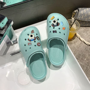 DshoeMs NEW รองเท้าแตะแฟชั่น ทรงหัวโตสวยฮิตใส่ง่ายได้ทุกวัน วัสดุยางพื้นนิ่มใส่สบายเสริมส้น 1.5 นิ้ว มี 5 สีให้เลือก แถมฟรีตัวติดลายน้องหมาไปด้วย 1 ชุด คุ้มจบเลย