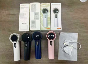Quạt cầm tay di động nhiều màu sắc với hộp đựng và cáp sạc USB.