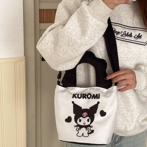 👜 กระเป๋าถืองานผ้า สะพายใส่ของไปเที่ยวได้ดี การ์ตูน งานแท้ มีทั้งหมด 5 ลาย มีกระดุมติดปากกระเป๋า หูจับหนานุ่ม ขนาด 24×20×13 cm