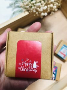 ส่งด่วน ของขวัญปีใหม่สุดคุ้ม เทียนหอมอโรม่า เลือกกลิ่นได้ พร้อมกล่องECO มินิมอล ฟรี สติ๊กเกอร์ลายปีใหม่