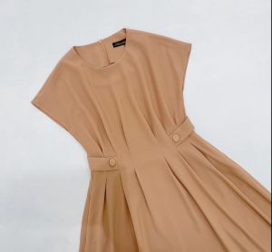 [Voucher 15% MOV 199K cap 100K  Đầm nữ HeraDG thiết kế dáng xòe xếp ly tay liền đính khuy phần eo chất liệu tuytsi cao cấp SDCBC1018