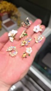 Xiliang Feizis popular exquisite and compact zircon swan butterfly and ginkgo leaf brooch is an anti-slip cardigan collar pin accessory