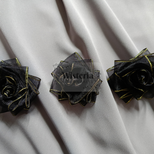 Bros pita bentuk mawar hitam