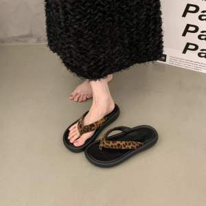 [Free Shipping] Cartoon flat-soled thick-soled flip-flops 2026 summer new style for women versatile thick-soled beach shoes niche design