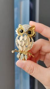 Rhinestone Owl Brooch Pin Cat Eye Effect Animal Brooch Crystal Bird Lapel Pin Fashion Jewelry and Clothing Accessory