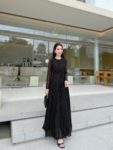 แม็กซี่เดรสลูกไม้แขนยาวทอลายผ้าสวยคลาสสิค แพทเทิร์นสวยลงตัวงานเข้ารูป เดรสมีซับในสีคาราเมลทำให้ลายผ้าสวยโดเด่น ชายกระโปรงบานอลัง ผ้าทิ้งตัวบอกเลยใช้ผ้าได้เปลืองมากๆ เป็นเดรสที่สวยหรูดูแพงใส่ได้ทุกโอกาส จะใส่เที่ยว หรือใส่ออกงานตามเทศกาลต่างๆ ได้เลย