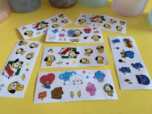 กระบอกน้ำพลาสติก สีพาสเทล 1300/2000 ลิตร - สติ๊กเกอร์การ์ตูนน่ารักๆ พกพาได้สะดวก