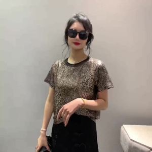 AMMIN คอกลมแฟชั่นฤดูร้อน2024ติดเพชรหุ้มฉบับภาษาเกาหลีของผู้หญิงเสือดาวเสื้อยืดพิมพ์ลายแขนสั้นเป็นเสื้อที่มีคลาส