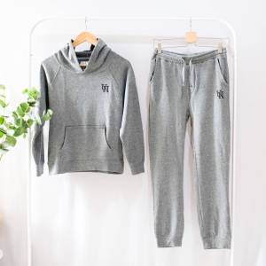 URBAN NECESSITIES ONE SET SWEATER CELANA PANJANG JOGGER TRAINING OLAHRAGA SETELAN OLAHRAGA SWEATSHIRT BRANDED JOGGER PANTS