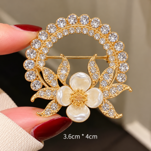 Crystal Circle Pearl Flower Brooch Rhinestone Floral Wreath Hijab Pin Gold Tone Vintage Scarf Clothing Accessory