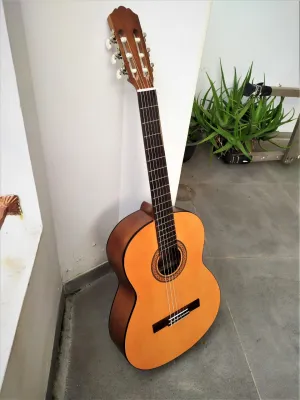 Gitar Klasik Nilon Mandalika Natural FREE TAS dan PICK