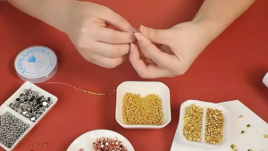 ลูกปัดแบบมีที่กั้นระยะลูกปัดดินเหนียว5สีสำหรับทำสร้อยคอ DIY สร้อยข้อมือชุดเครื่องประดับลูกปัดสำหรับเด็กผู้ใหญ่